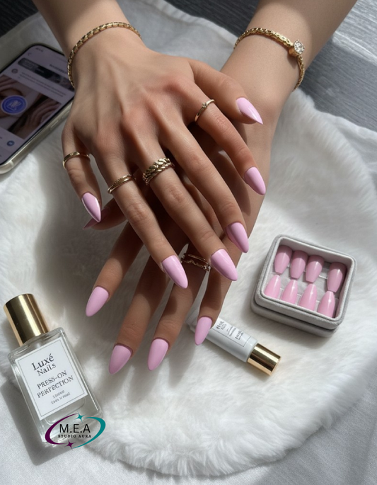 Press-on nails rose pâle – faux ongles amande faits main