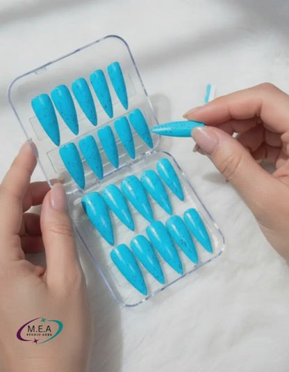 Press-on nails minimalistes points noirs – faux ongles